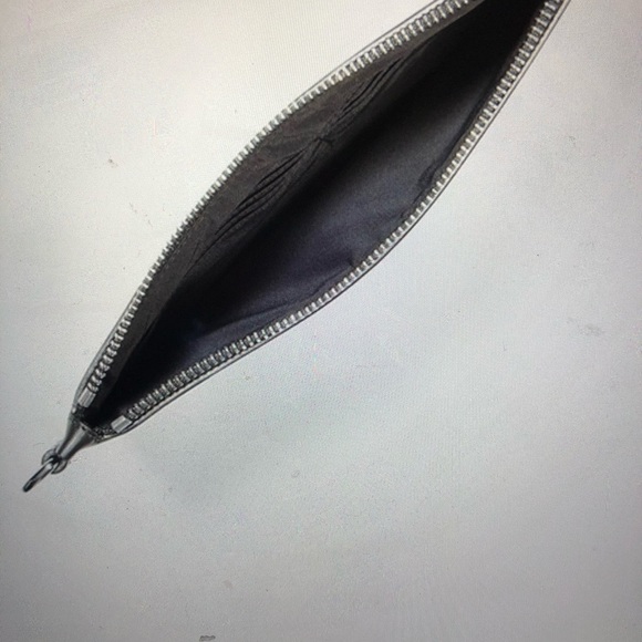 🍒MICHAEL KORS COLLECTION CHERRY LEATHER WRISTLET - Picture 3 of 10